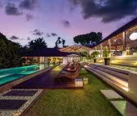 Villa Bunga Pangi, Pool bei Nacht